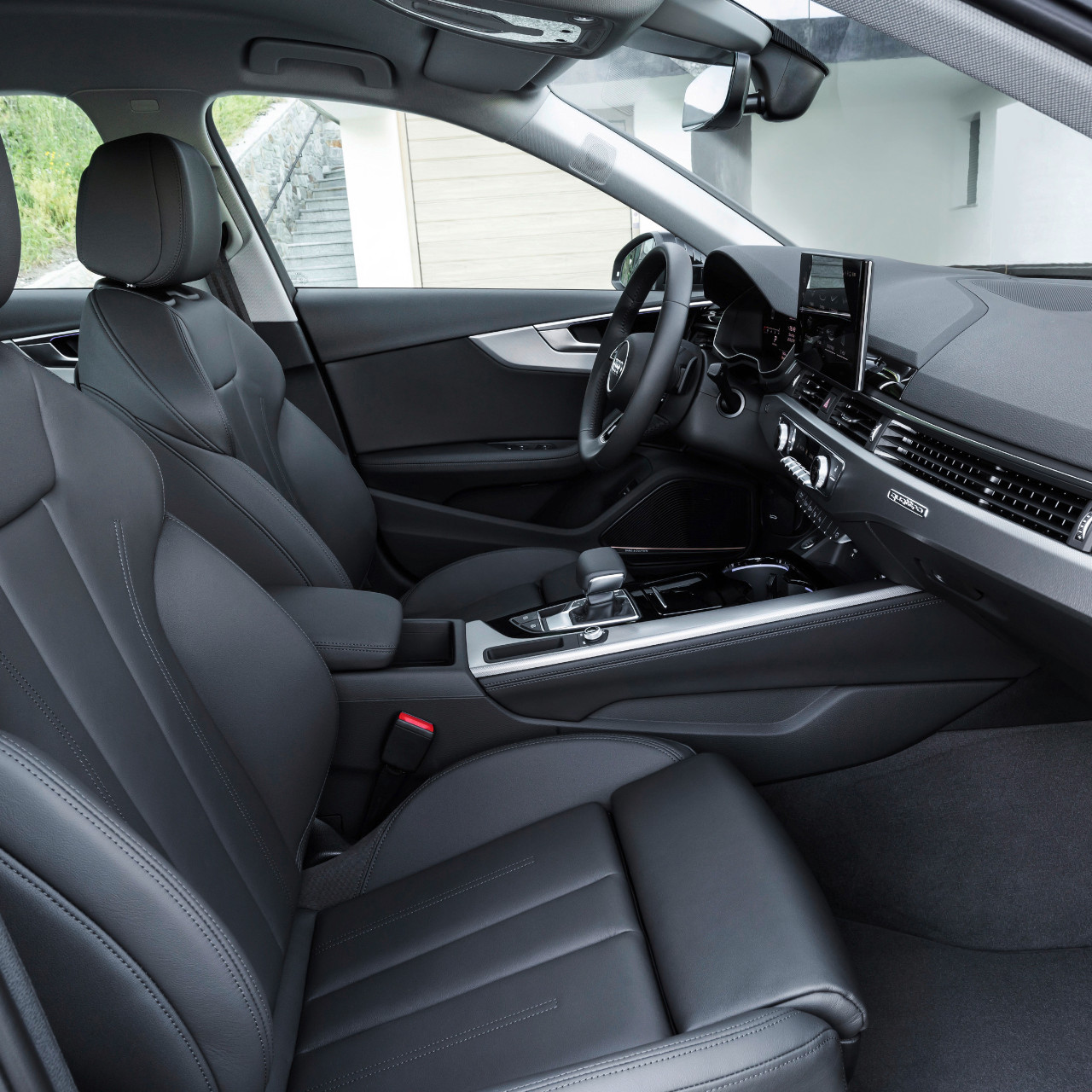 Innenraum mit Seitenblick ins Cockpit der A4 Limousine