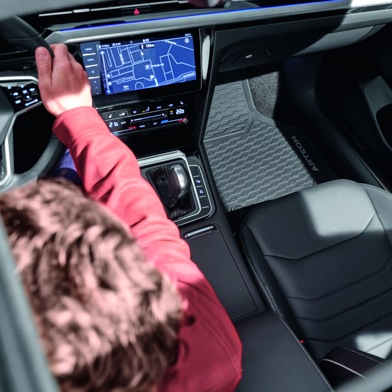 VW Arteon Shootingbrake mit offenem Dach und Blick aufs Navi