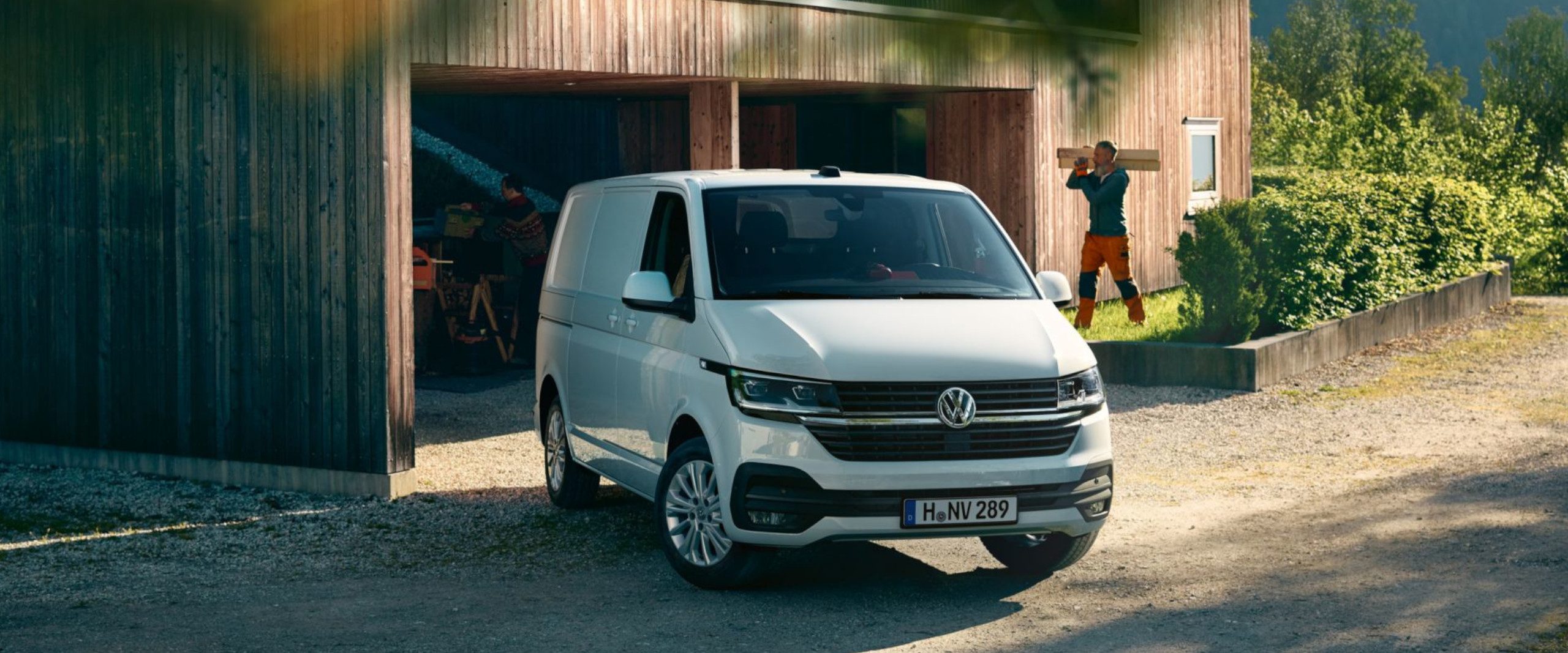 ein VW Transporter Kastenwagen steht vor einer Werkstatt