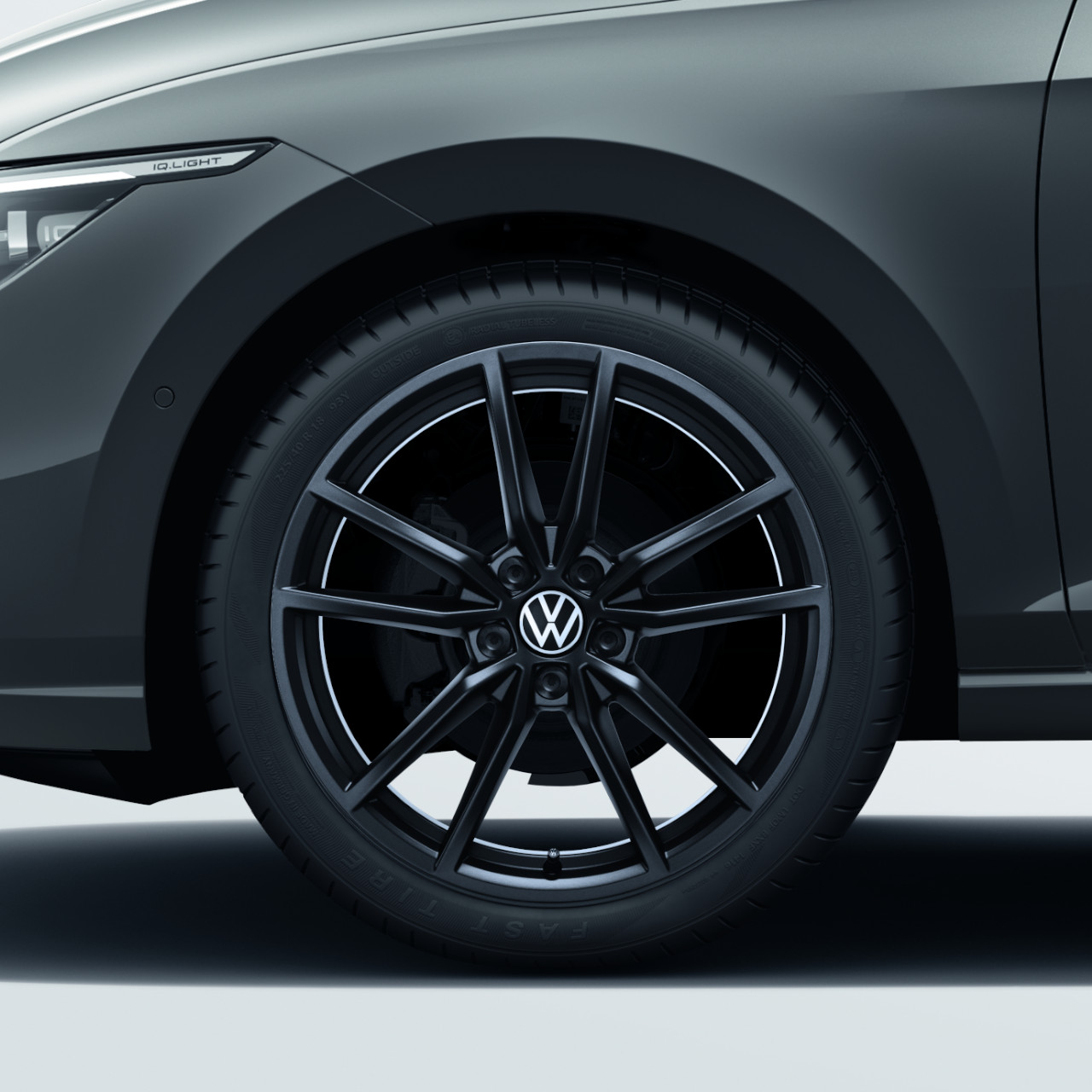 Reifen und Felge eines VW Golf 8 Variant