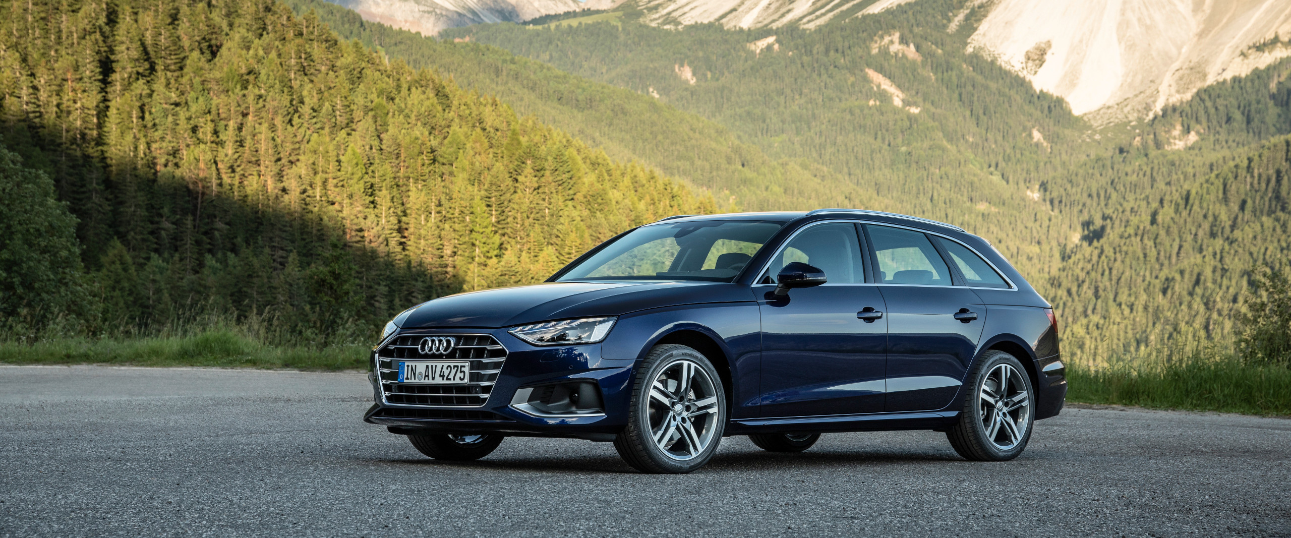 Seitenansicht eines blauen Audi A4 Avant