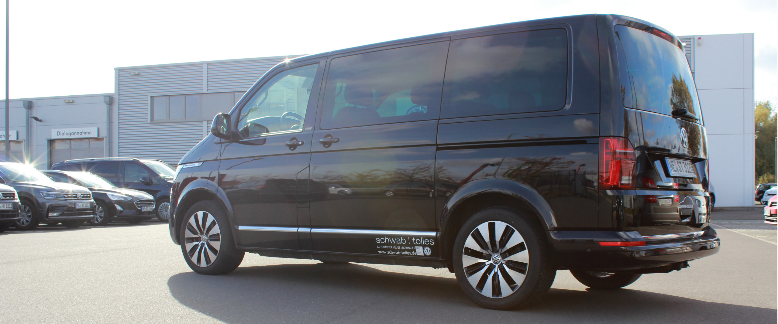 schwarzer VW Multivan stehend