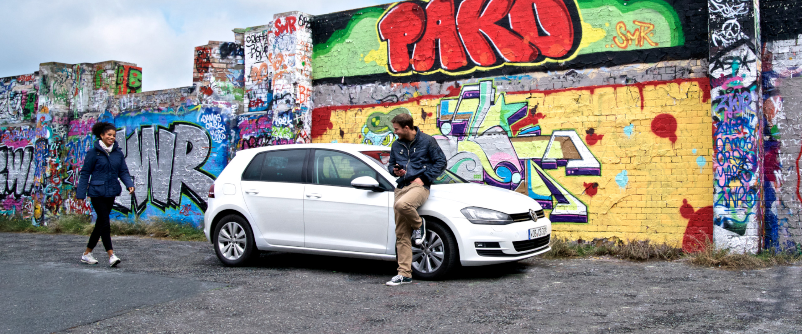weißer VW Golf 7 GP vor einem Graffiti