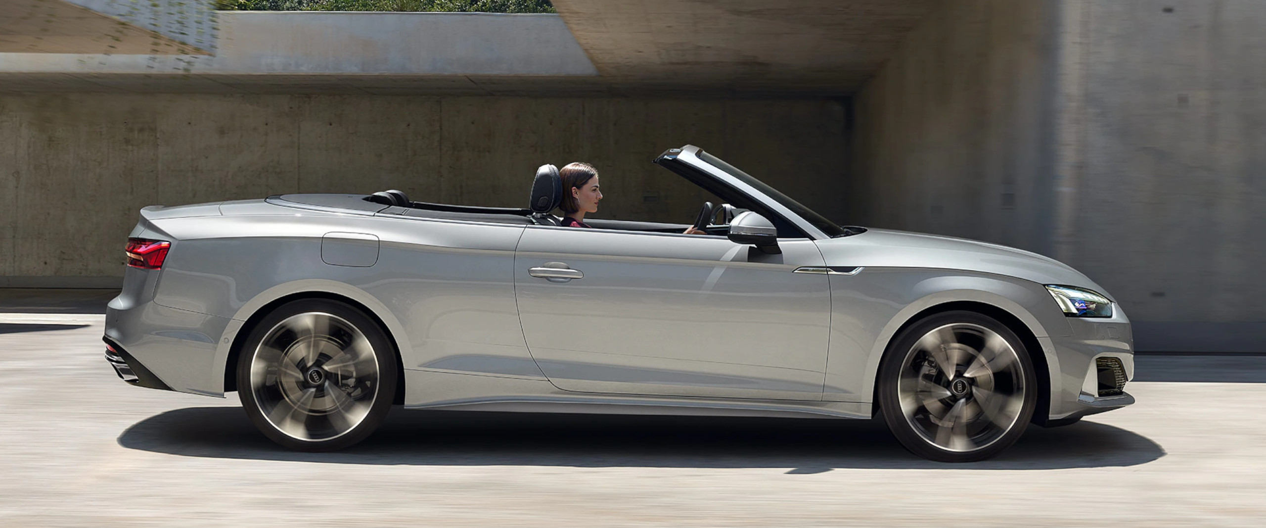 Frau sitzt im fahrenden A5 Cabriolet