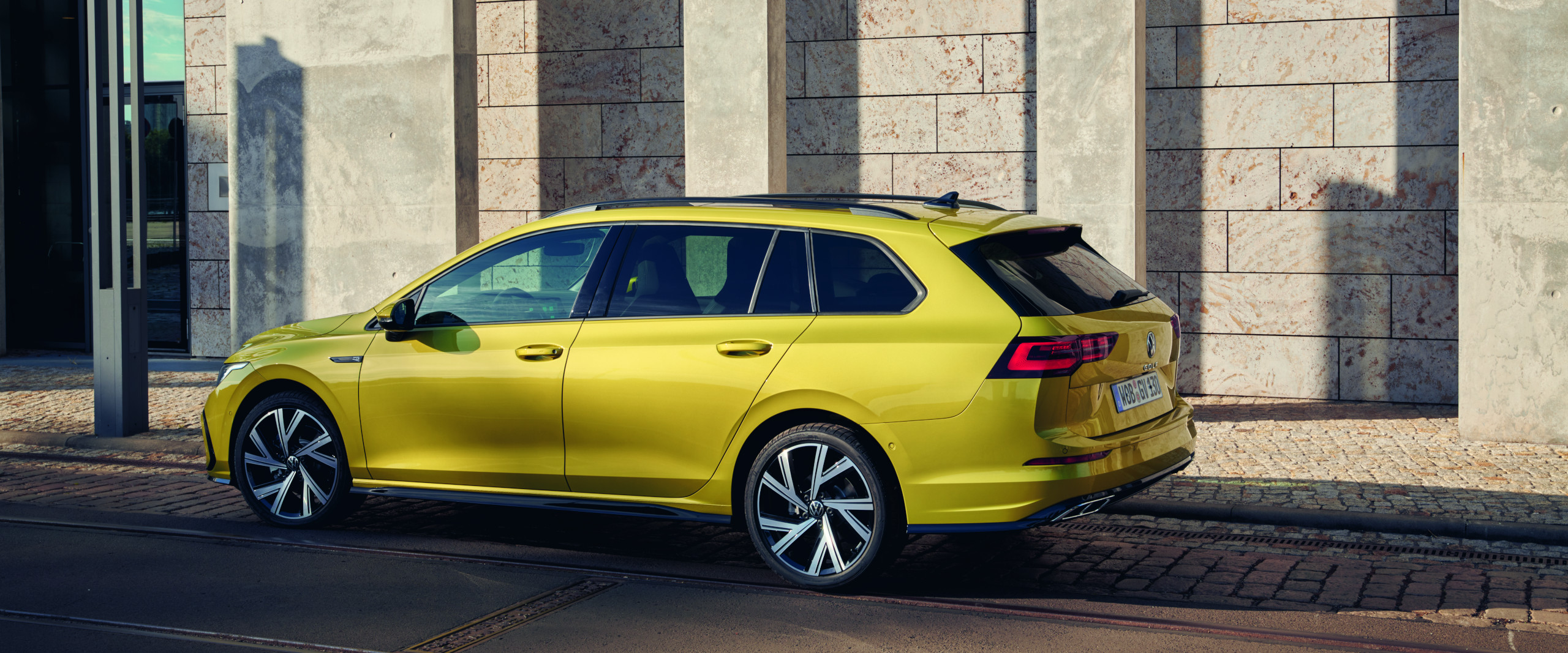 gelber VW Golf 8 Variant am Straßenrand