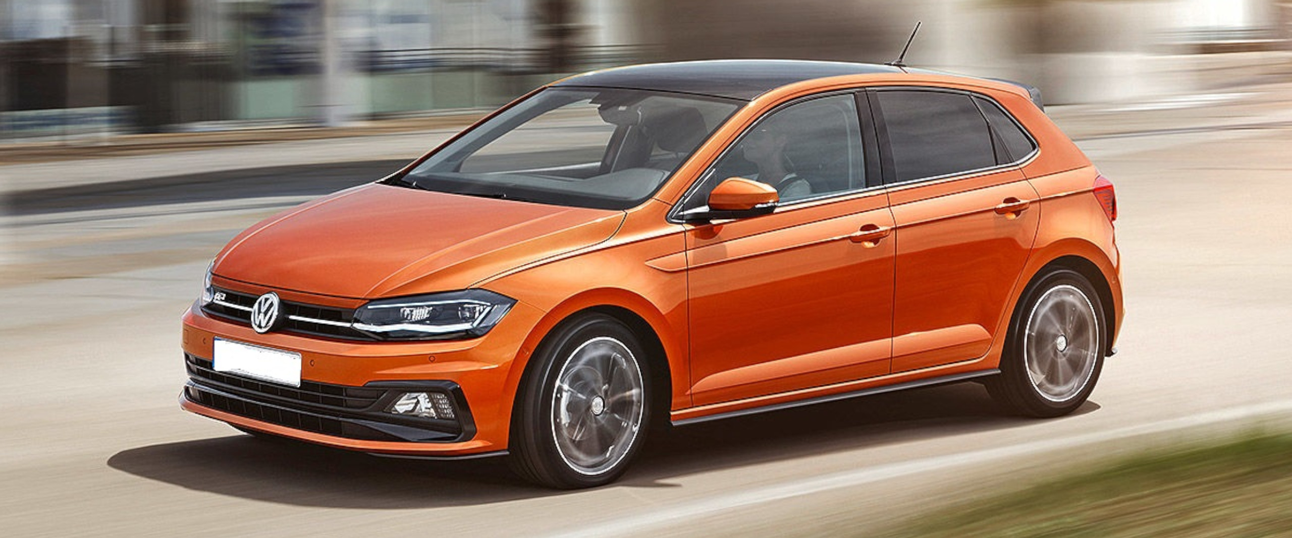 orangener Polo 7 MQB fährt auf der Straße